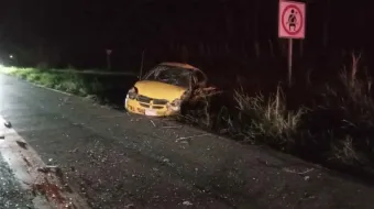 Choque frontal entre autobús y vehículo sobre la Pachuca-Tuxpan; hay 4 heridos