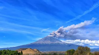 El volcán Popocatépetl registra intensa actividad con 26 exhalaciones de ceniza