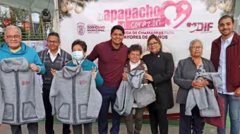 Entrega Omar Muñoz chamarras en Cuautlancingo con el programa un apapacho al corazón