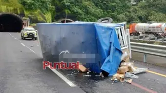 Volcadura de camioneta en la México-Tuxpan provoca cierre total