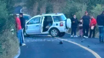 Médico del IMSS se estrelló contra camioneta en carretera de Izúcar