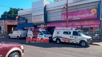 Madre trató de salvar a su hijo en paradero de autobús al morir por infarto