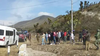 Abandonan a 46 migrantes en carretera federal Orizaba-Tehuacán