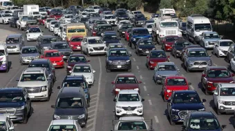 Así colocan rastreadores en autos sin que te des cuenta