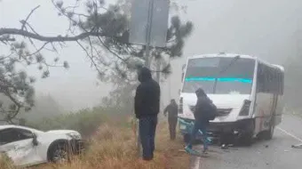 Dos lesionados tras impactarse autobús contra camioneta en la Sierra Norte