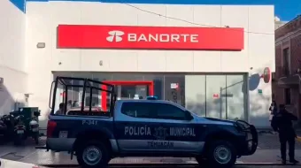 Asalto violento en banco del centro de Tehuacán: ladrón armado huye con el botín