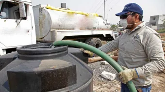 Prolongado desabasto de agua en colonias de la ciudad; familias gastan en servicio de pipas