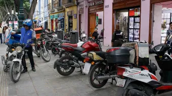 Para reducir actos delictivos, propone rotular placas de motos en cascos y chalecos
