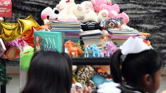 Para fomentar la imaginación, entrega rectora de la BUAP libros y peluches a niños y niñas