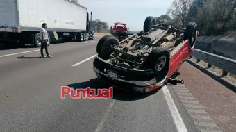 Accidente en San Salvador El Verde deja mercancía regada y carril bloqueado