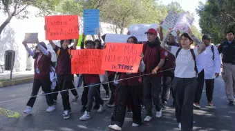 Marcha de alumnos de Medicina BUAP marchan a CU; solicitarán diálogo