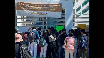 Protestan estudiantes de Medicina de la BUAP por reducción de plazas de internado