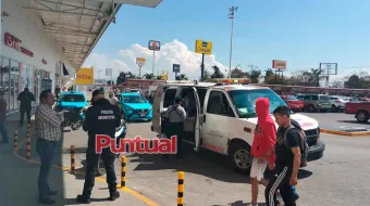 Dos asaltantes amagan a clientes en banco de Texmelucan; hay un guardia herido