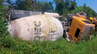 Se precipitó camión a barranca en la Sierra Norte; el chofer se salvó