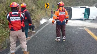 Volcadura de camioneta dejó dos lesionados en carretera de Venustiano Carranza