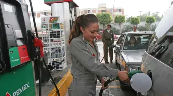 Logra Sheinbaum poner tope al precio de la gasolina; 24 pesos en todo el país