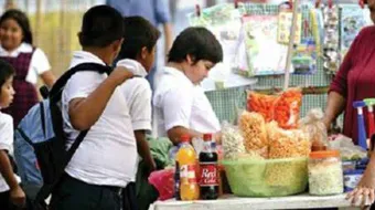 No más comida chatarra afuera de escuelas en Puebla