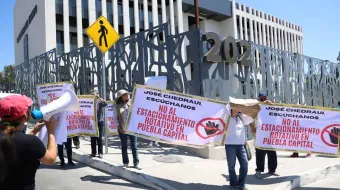 Piden libertad de alcaldes detenidos y rechazan tarifa de parquímetros en el Congreso de Puebla