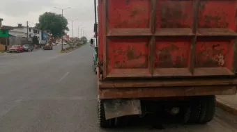 Abandonan en Xicotepec camión robado en Texmelucan 