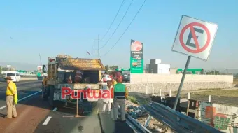 Tráiler vuelca en Texmelucan: Conductor muere por infarto previo al accidente