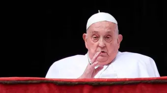 Autoridades poblanas dedican un minuto de silencio en memoria del Papa Francisco