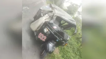 Mujer resultó lesionada al volcar un mototaxi en Xicotepec