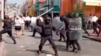Batalla campal para retirar ambulantes de calles de Izúcar