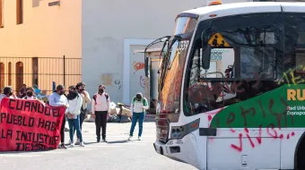 Normalistas de Teteles bloquean Puebla por falta de agua y recursos