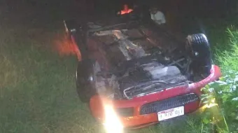 Conductor vuelca su auto al cruzar puente angosto en Xicotepec