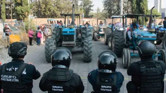 Campesinos exigen devolución de impuestos; bloquean la autopista Puebla-Orizaba