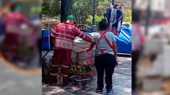 Indignación en CDMX: vendedora usa agua de riego para hervir elotes en la Alameda Central