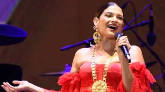 Natalia Jiménez honra a las madres con un emotivo concierto en el Teatro del Pueblo