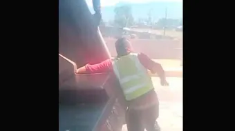  IMÁGENES SENSIBLES Grave accidente de trabajador en Oaxaca: brazo queda atrapado en camión de basura