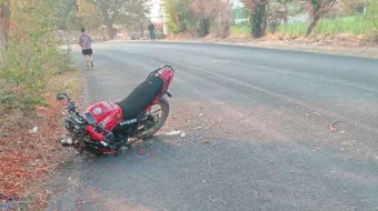 En Izúcar, pareja sufre aparatoso accidente en moto; iba a exceso de velocidad