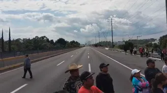 Bloqueo en la México-Puebla: Xoxtla exige freno a la explotación de pozo de agua