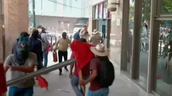 VIDEO. CNTE y CETEG vandalizan Secretaría del Bienestar y oficinas del SNTE durante jornada de protestas