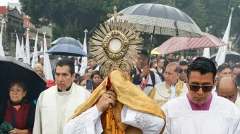 Celebran Corpus Christi con procesión y misa en Catedral de Puebla