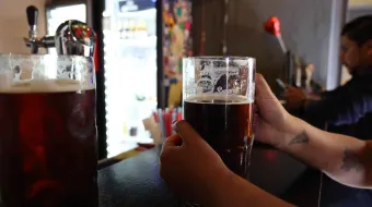 Decomisan alcohol a bares clandestinos en Puebla capital
