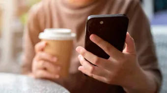 ¿Es tu smartphone un parásito? Científicos advierten que podría estar evolucionando en tu contra