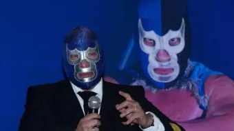 La mirada de Blue Demon Jr. al error del Himno Nacional enciende las redes sociales