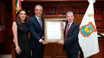Intercambiaron experiencias y fue reconocido como visitante distinguido
