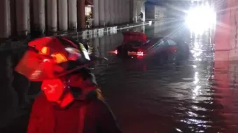 Tormenta inunda puente en Texmelucan; bomberos rescatan a pasajeros atrapados