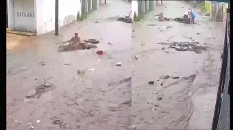 Indigente navega tranquilamente en calles de Campeche tras fuerte lluvia