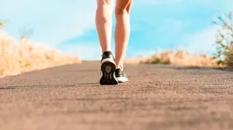 Caminar por la mañana: el hábito que potencia tu salud física y mental, según Harvard y la APA