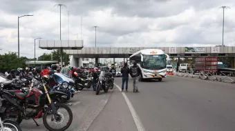 Motociclistas toman la caseta de Amozoc en protesta contra la "Ley Chaleco"