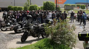 Aprovechan motociclistas visita de Sheinbaum para protestar contra Ley Chaleco