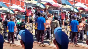 Riña entre comerciantes y agentes de Tránsito por operativo en mercado de Izúcar de Matamoros