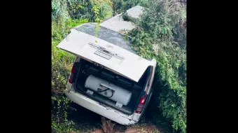 Falla en frenos provoca accidente en San Nicolás Zecalacoyan; cuatro personas resultan heridas