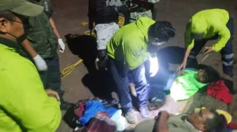 Autobús de pasajeros se vuelca en cañada de Alpoyeca; mueren 7 personas