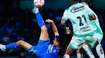 Cruz Azul golea al León y logra su primer triunfo en el Apertura 2025 bajo el mando de Nicolás Larcamón